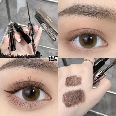 Mascara a doppia punta sottile e incurvante, a lunga tenuta e non facile da sbavare, base ciglia definita