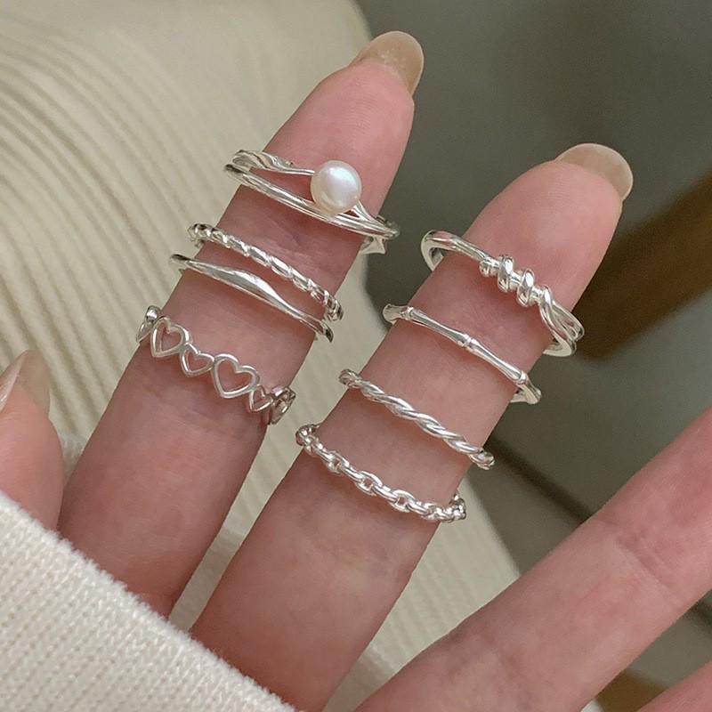 Dongdaemuns minimalistiske vridningsring og zirkonarmbåndssett for kvinner