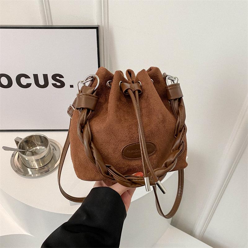 

Сумка Женская сумка-мессенджер 2025 новая осенне-зимняя матовая ретро нишевый дизайн женская плечевая портативная сумка-ведро separate bag