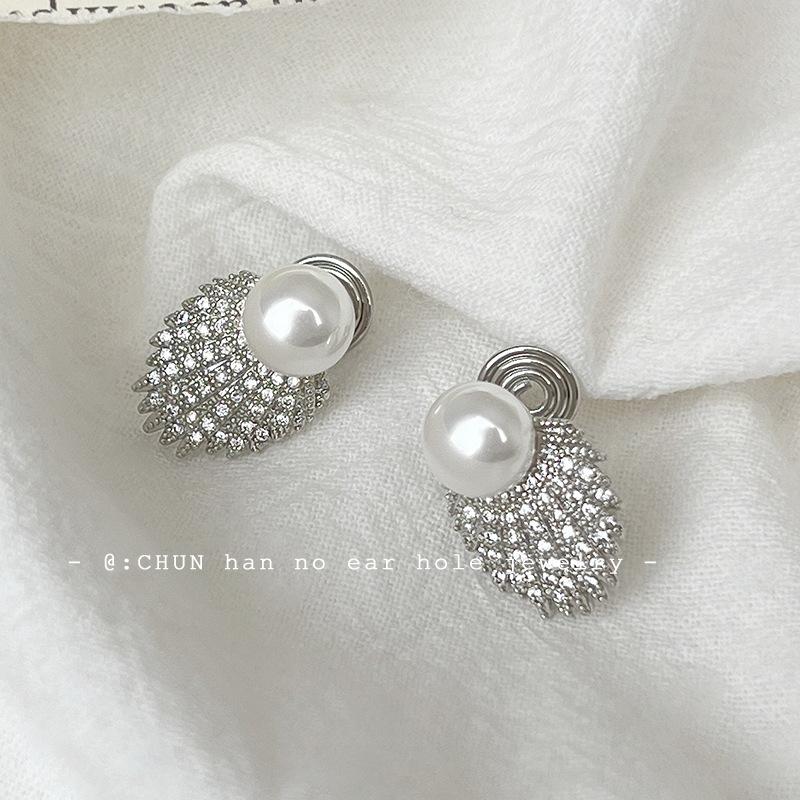 

Exquisite light luxury ear clips, high-end sense without ear piercings, full of zirconium pearl earrings, socialite temperament, mosquito earrings.