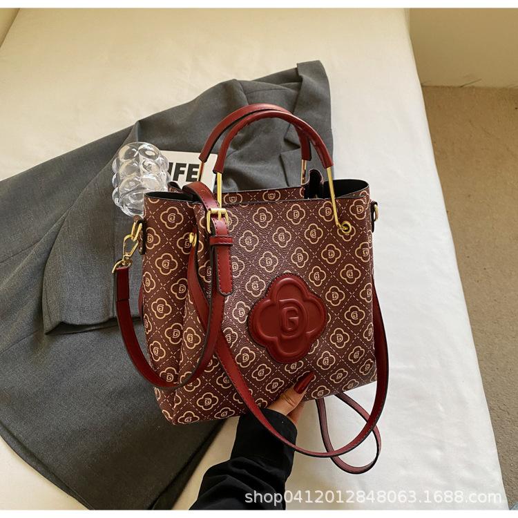 

2025 new temperament women s bag versatile handbag shoulder bag large capacity commuter bag tote bag women бордовый