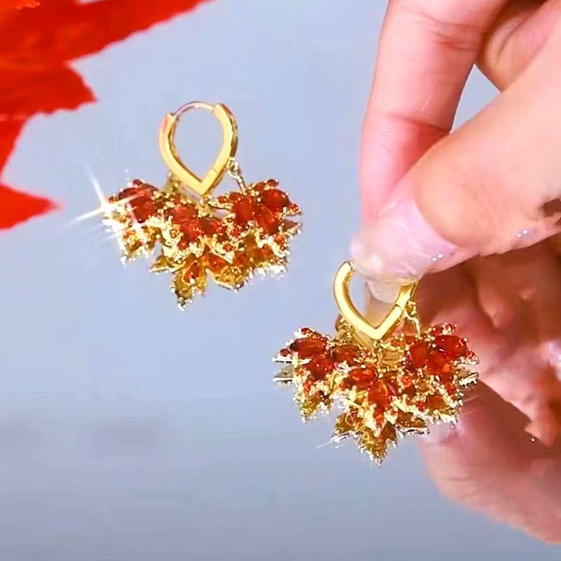 Autumn Maple Leaf Pendant Necklace - High-End Niche Design for Women