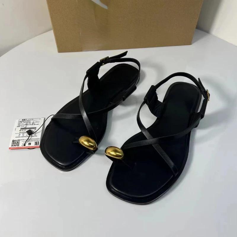 Fashion Brand Design Women Flat Sandals Clip Toe Leisure Outside Beach Shoes for Lady Fashion Metal Decoration 2025 Summer Footwear