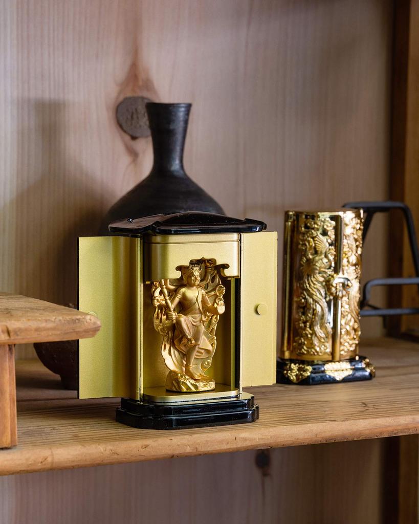 Buddhistische Statue von Ususama in einem Schrein Makita Shuun Originalmodell der Schutzgottheit des Takaoka Bronze Myo-o (vergoldet/24k Gold) Bildhauer