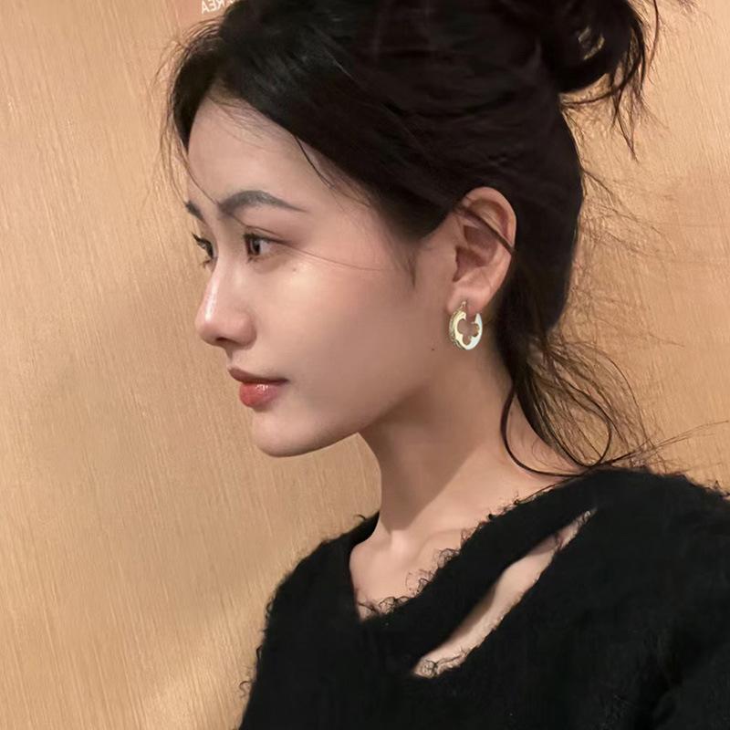 Four-Leaf Clover With Pearl White Fritillary, Light Luxury And High-End Hepburn Small Fragrant