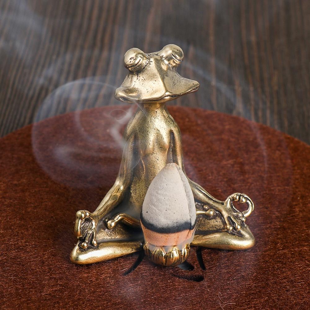 1 pz Bruciatore di incenso Rana in Ottone Scultura Animale Retrò Zen Meditare Ornamento da Tavolo Animale da Tè Tartaruga Rana Statuetta Solida Artigianato Regalo Deco Casa