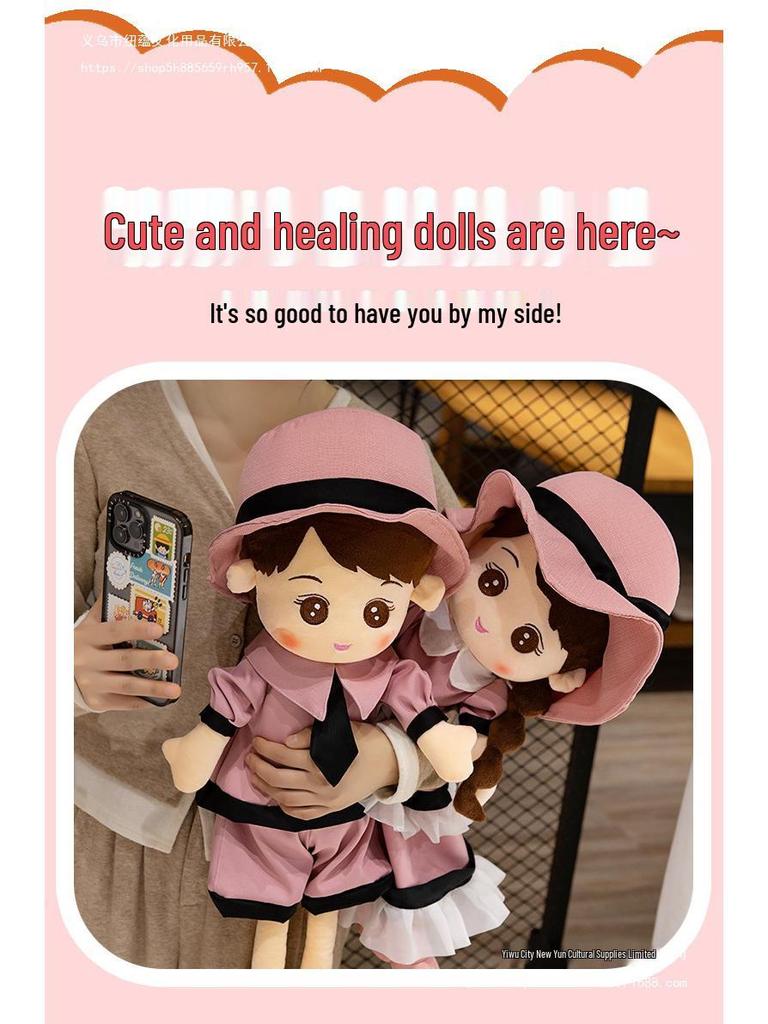 Frischvermählte Bett-Drück-Puppen: Ein Paar elegante Hochzeitsgeschenkpuppen im chinesischen Stil zur Dekoration des Brautgemachs.