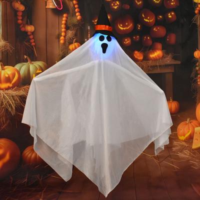 Halloweeni rippuvad valgustavad kummitused väljas lendav valge riidest kummitus nõiakübaraga eesõue, terrassi, muruplatsi, aia, veranda jaoks sise- ja välistingimustes kaunistamiseks