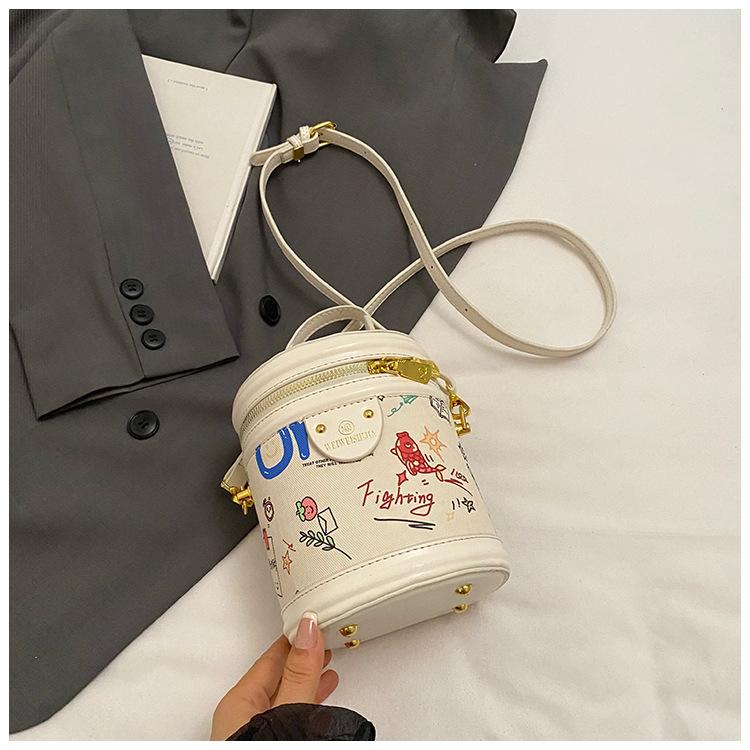 

Niche simple fashion bucket bag 2025 new commuter shoulder messenger bag large capacity high value handbag белый