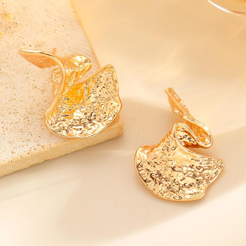 

European and American Metal Twisted Geometric Stud Earrings for Women Simple Gold Color Wrinkled Irregular Leaf Earrings Zircon золотой