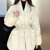 Damska luźna kurtka puchowa wyszczuplająca z puchem z białej kaczki zapewniającym ciepło, sylwetka podkreślająca talię
