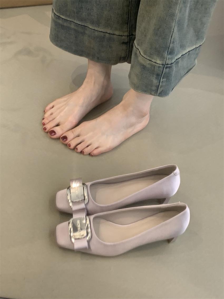 

Жіночі туфлі на високих підборах жіночі 2025 весна французький темперамент елегантний атласний бант квадратний носок відкритий верх товстий підбор вечірні туфлі 39 тілесний