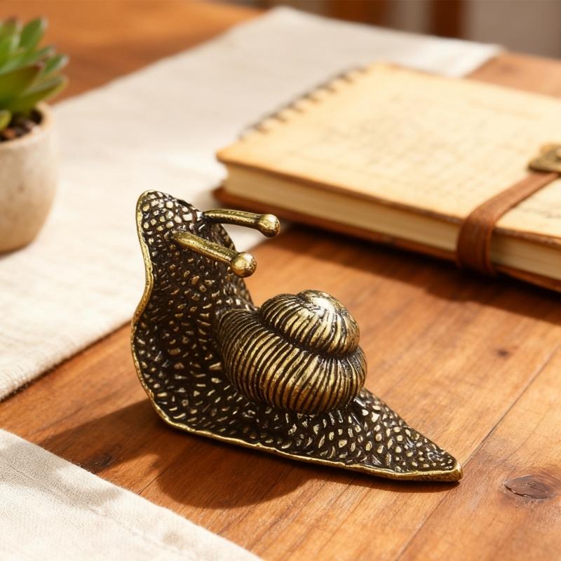 Distressed Finish Miniature Snail Figurine Handmade Alloy Art Decors For Teas Pet Desk Accessories Home Decoration Gift