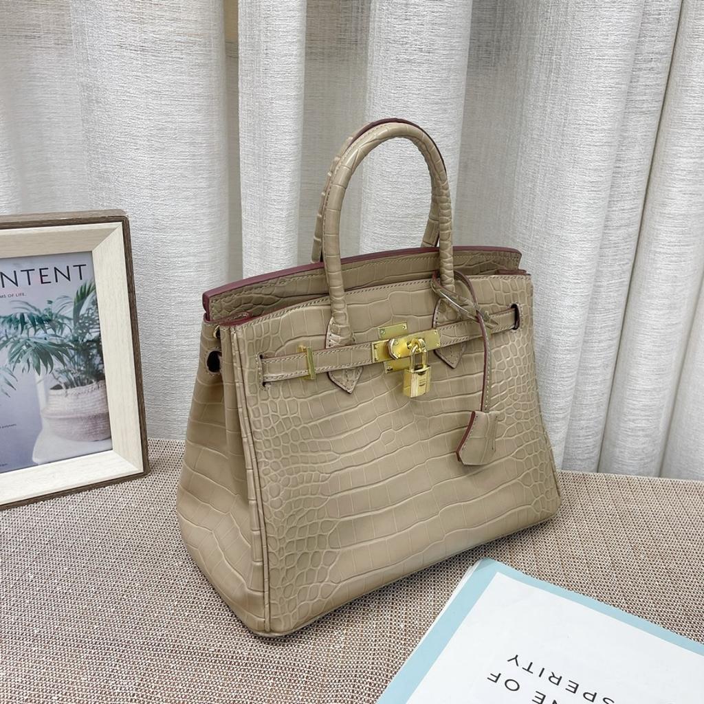 Borsa a tracolla da donna in pelle di vacchetta pressata effetto coccodrillo verniciata platino con tracolle per pendolari di grande capacità fonte