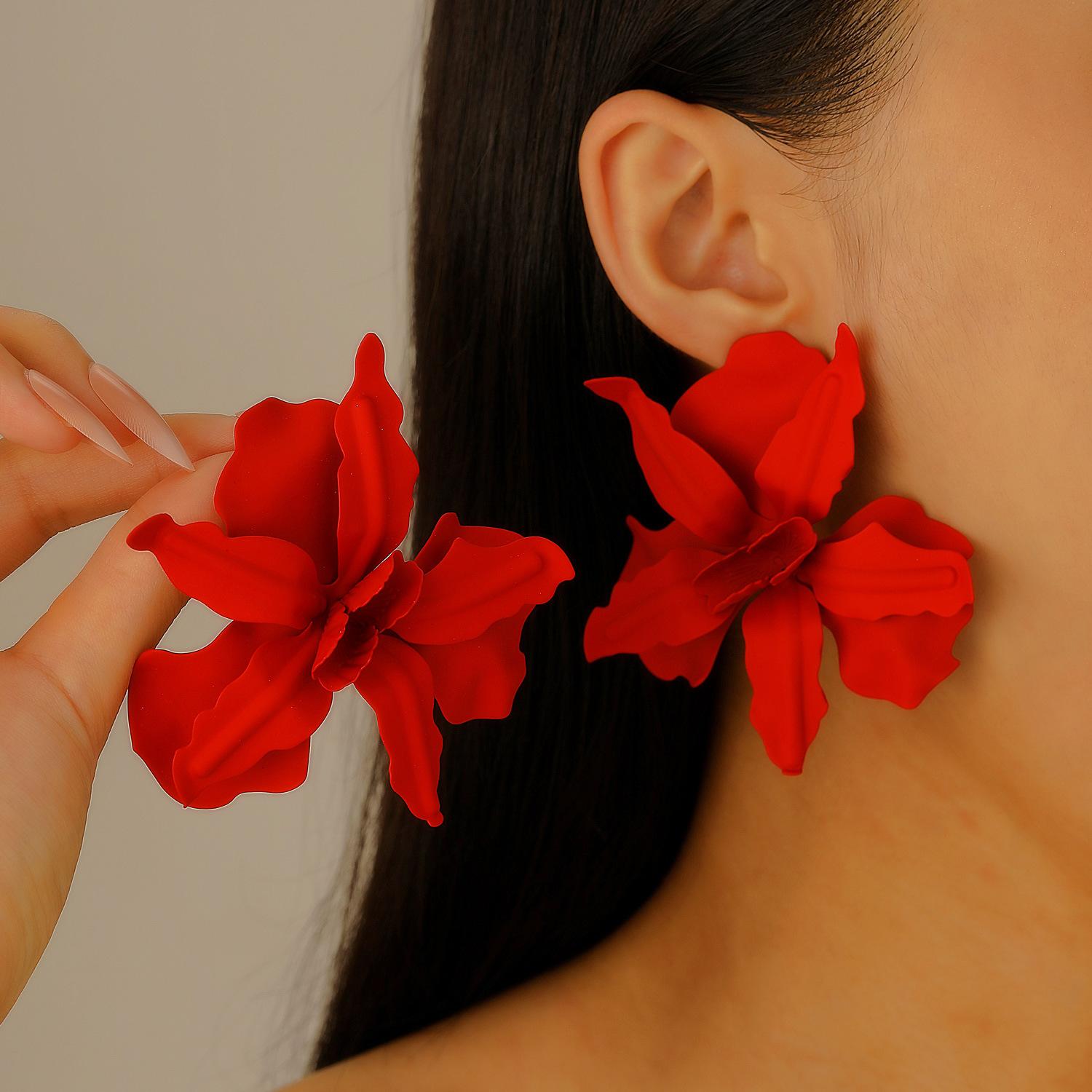 

2026 Fashion exaggerated three-dimensional geometric pleats painted flower earrings suitable for street wear party vacation earrings