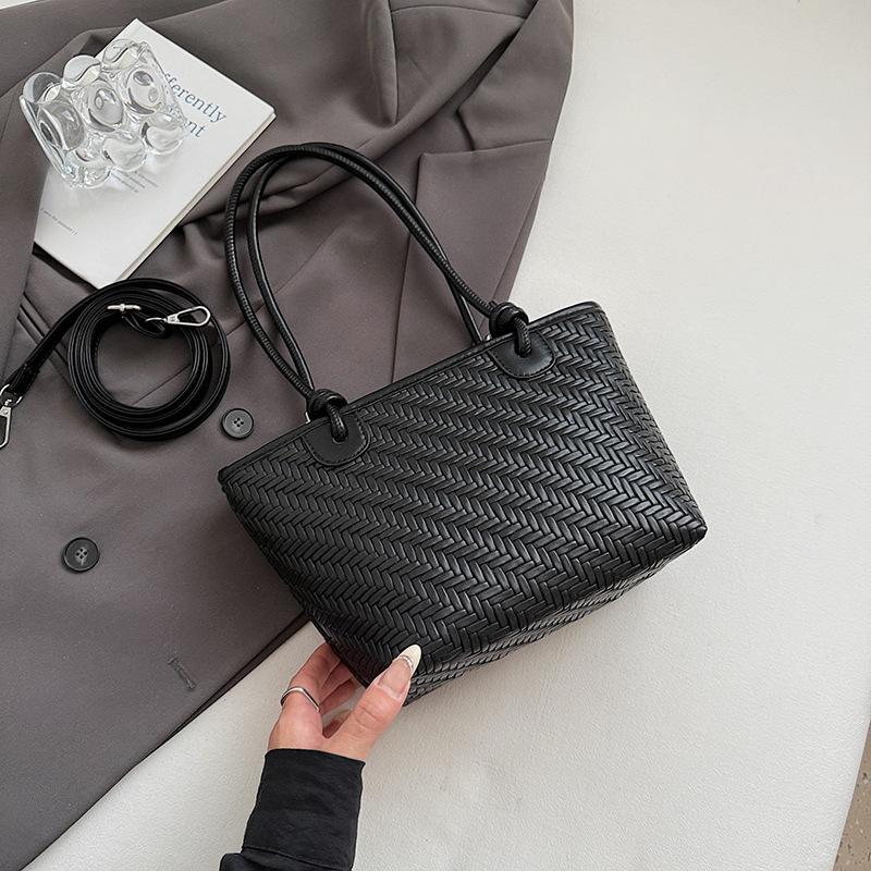 

2025 new summer vacation beach wind straw woven bag fashion messenger bag foreign gas rope knot vegetable basket bag woven bag чорний