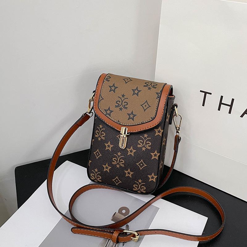 The new small bag is popular today, and the one-shoulder women's bag is retro and high-end messenger.
