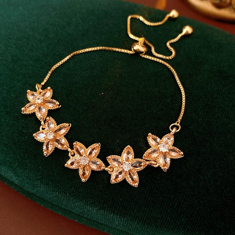 Gold-Plated Zircon Heart Bracelet: Exquisite, Versatile High-End Fashion Jewelry.