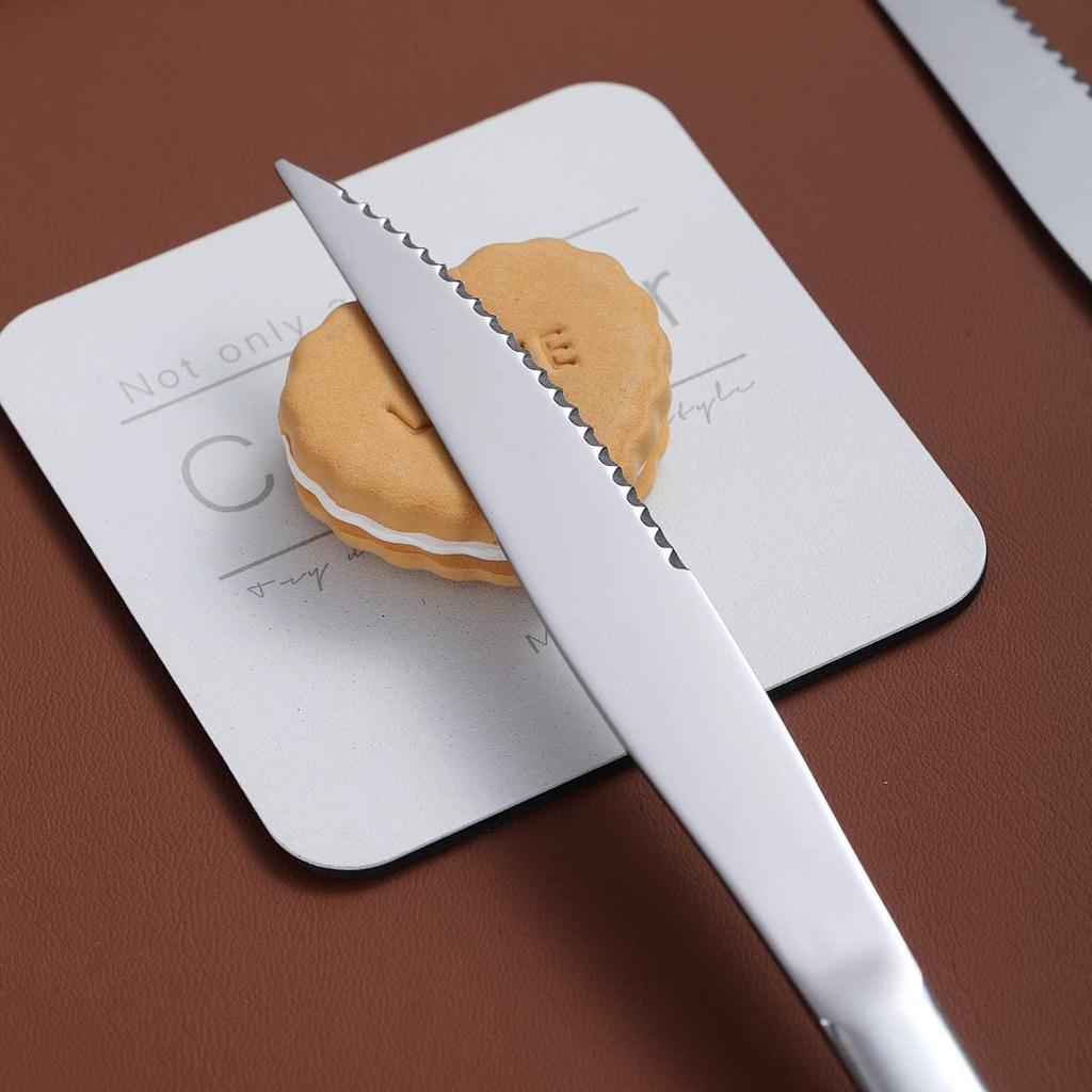 Ensemble de couteaux à steak avec couteau dentelé, ensemble de couteaux tranchants en acier inoxydable, ensemble de 4 couteaux de table, lavable au lave-vaisselle, robuste et facile à nettoyer