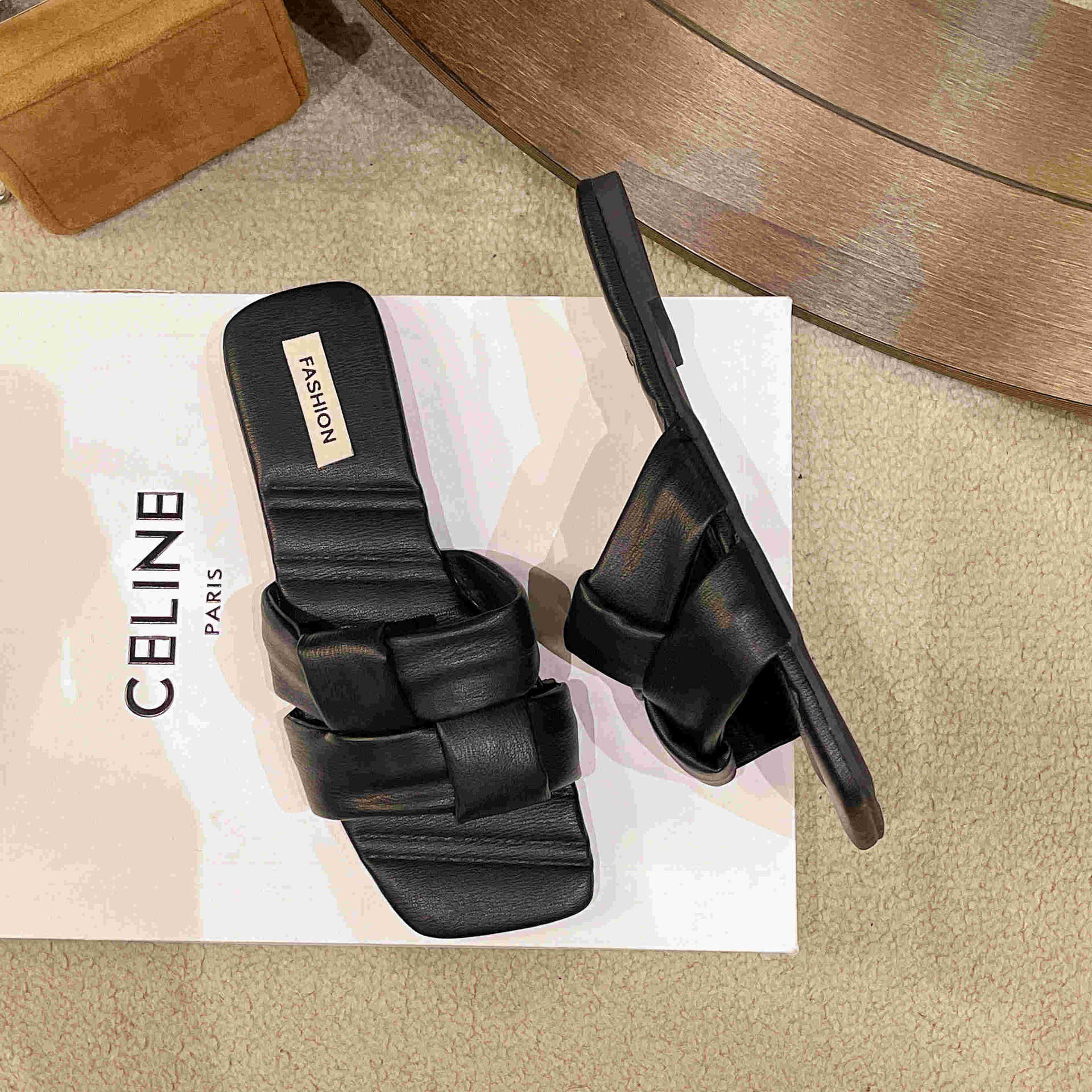 

Flat-bottomed cool slippers women s summer outer wear wholesale new versatile Roman slippers one-pedal lazy shoes square head 40 чорний