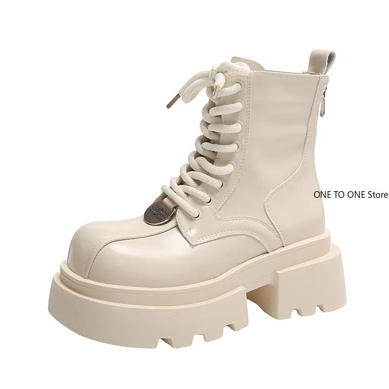 Белые короткие женские ботинки-трубы на толстом каблуке с боковой молнией — фото 7