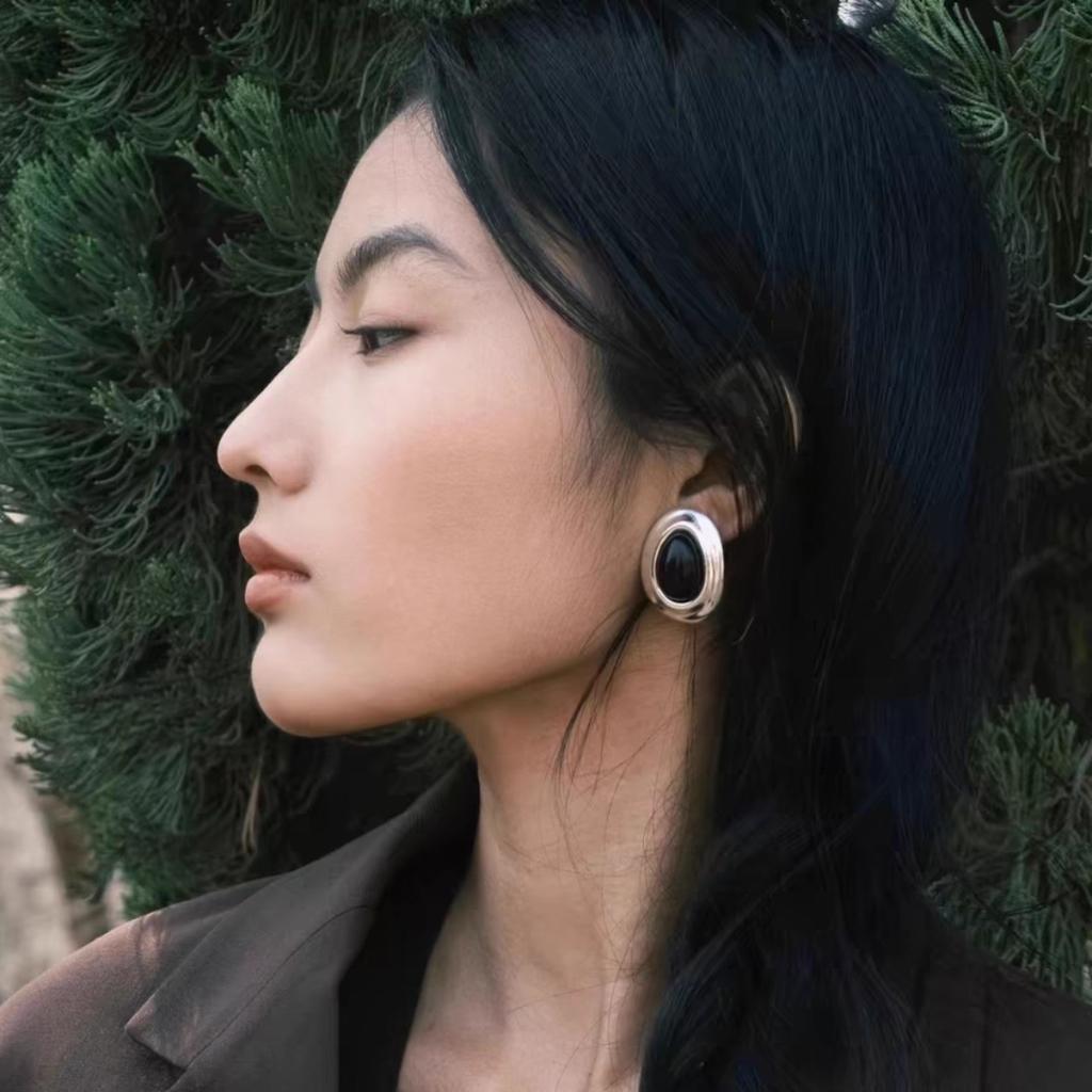 French Retro Niche Irregular Oval Black Agate Unique S925 Silver Needle Earrings Light Luxury High-End Earrings Women