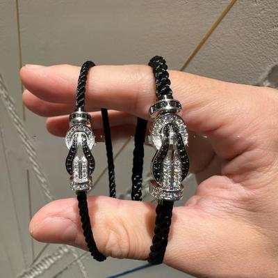 Braceletes – Pulseiras entrelaçadas