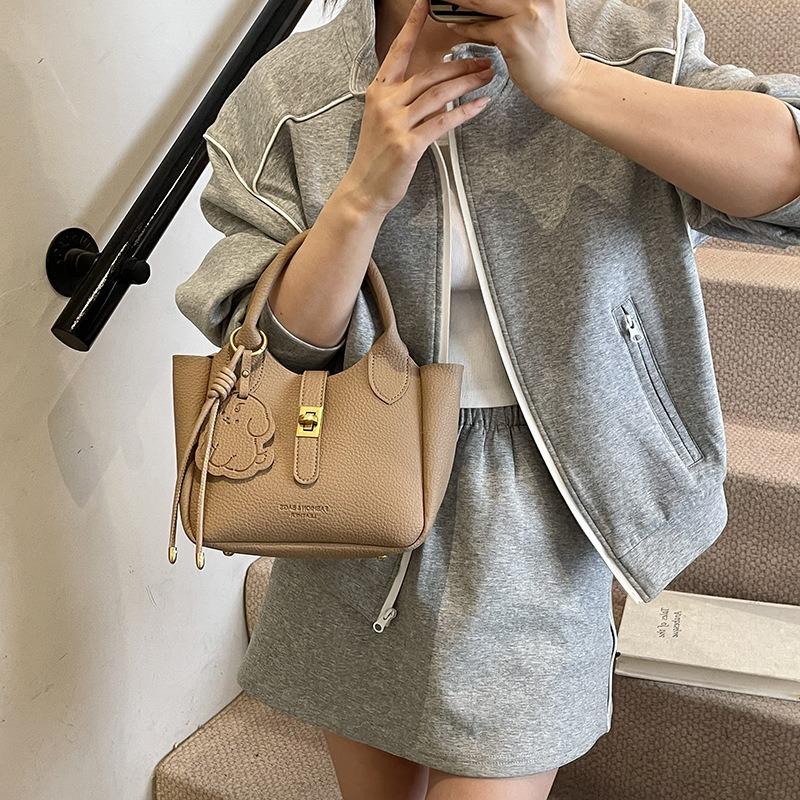 Simple hand bucket bag, new fashionable versatile shoulder bag, high-end trendy messenger bag