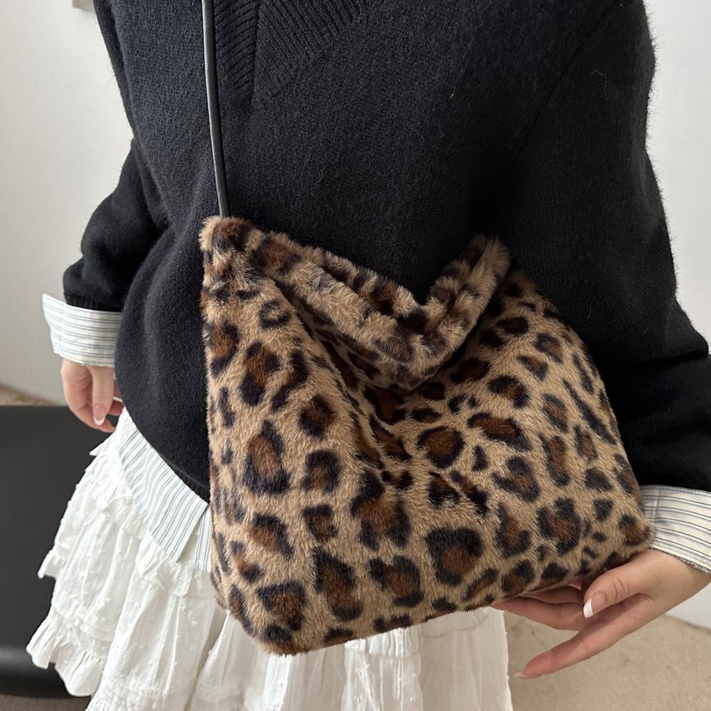 Plush bag large capacity women's 2025 new autumn and winter fashion plush leopard print shoulder commuter tote bag