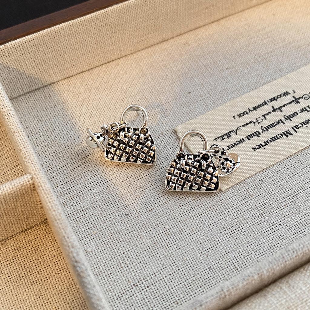 Brincos de Tarraxa Formato de Bolsa de Metal Retrô Estilo Hong Kong Exquisitos Literários de Nicho Personalidade Única Senso de Design Brincos Femininos