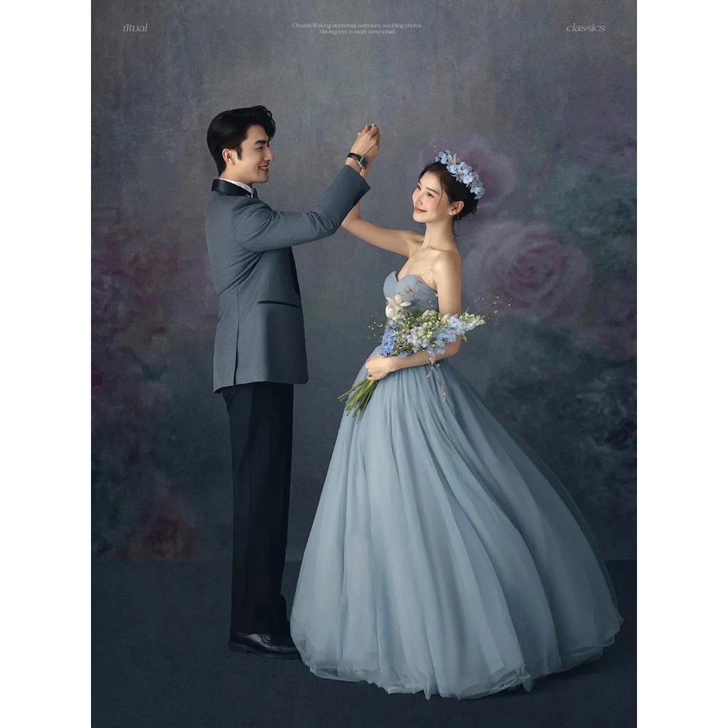 Interiör elegant enkel oljemålningstil par bröllopsklänning kvinnor