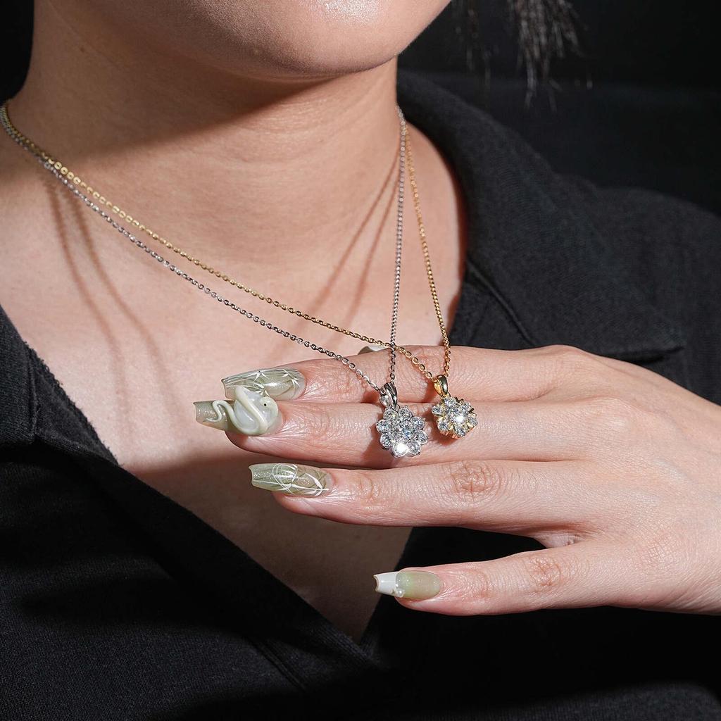 Elegant Moissanite Flower Necklace: 1 Carat 8 Hearts & Arrows Cut, Light Luxury Clavicle Chain, European & American Style.