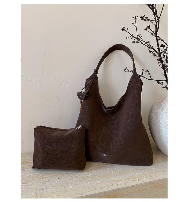 

Retro large-capacity commuter bag women s 2025 new popular relaxation shoulder bag retro casual underarm tote bag коричневый
