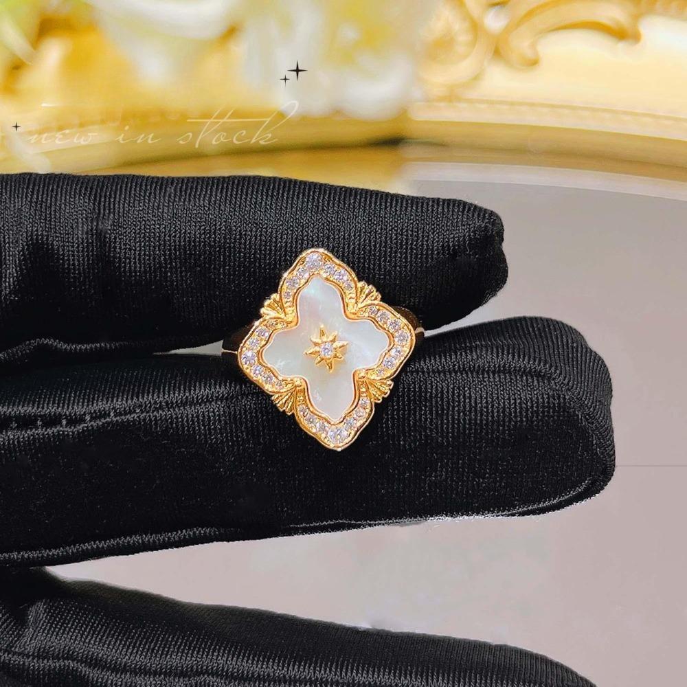 

Винтажный ювелирный набор в стиле барокко Подвеска-кулон из белого перламутра Браслет с красным агатом Кольцо Серьги