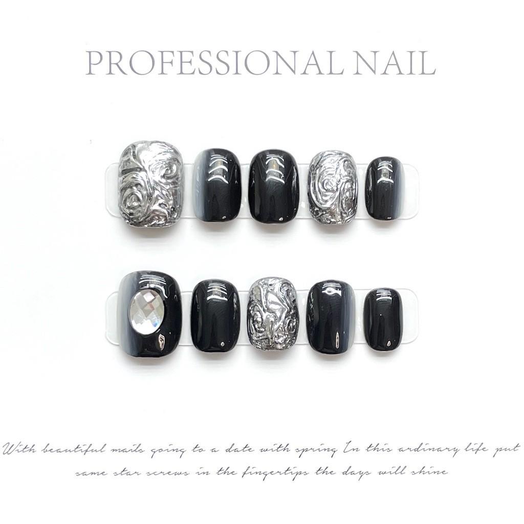 100% RĘCZNIE WYKONANE Krótkie okrągłe sztuczne paznokcie z klejem Ciemny migający francuski magiczny lustrzany proszek Tłoczone ręcznie malowane gradientowe akrylowe paznokcie dociskowe