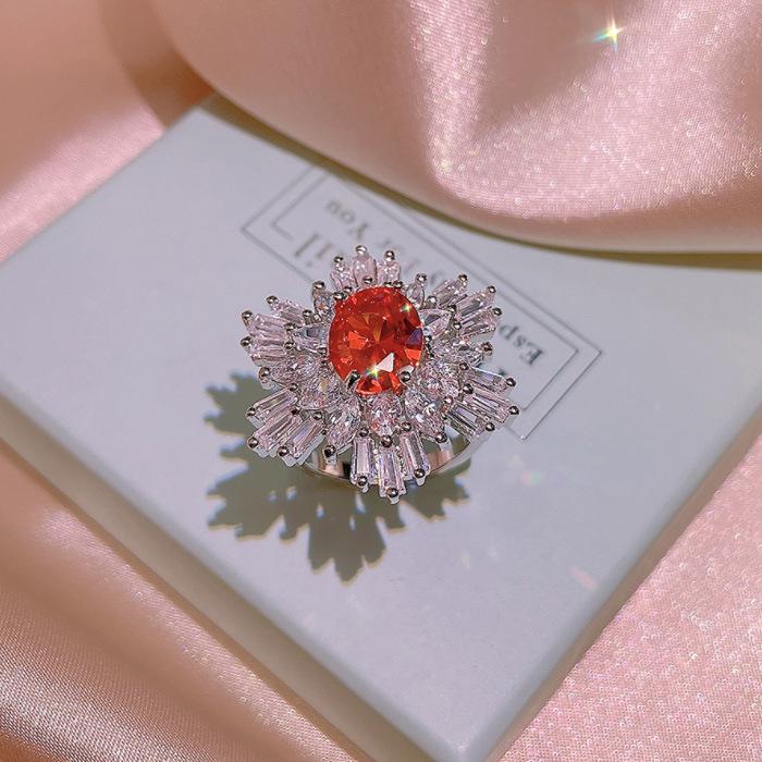 

Комплект из трех украшений в виде снежинки, ожерелья, кольца и сережек, украшенных гранатом