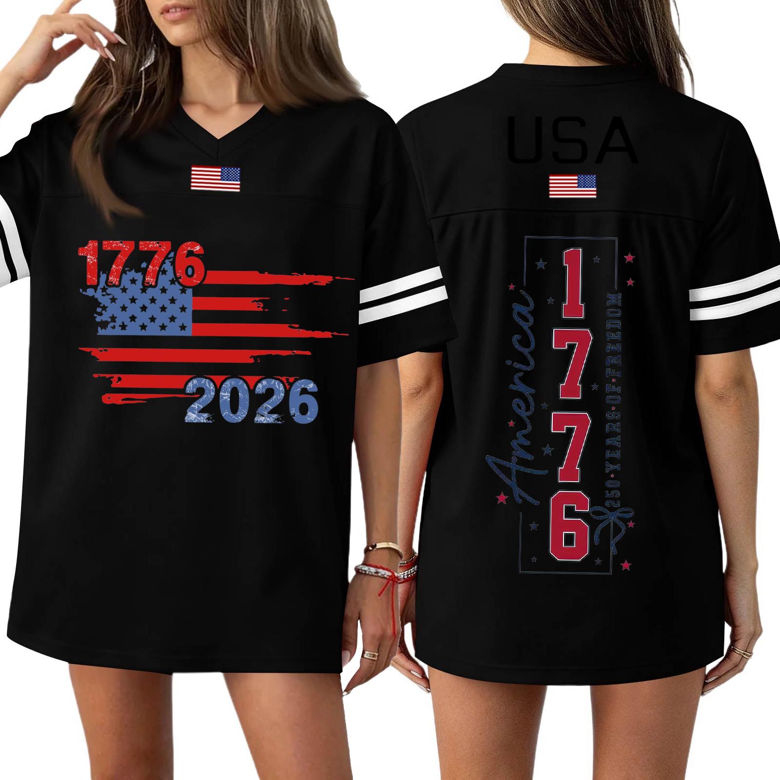 

Loose Fit Short Sleeve V Neck T Shirt with USA Flag Print 1776 2026 Lettering and Graphic Design for Women Men Unisex Casual Top L чёрный