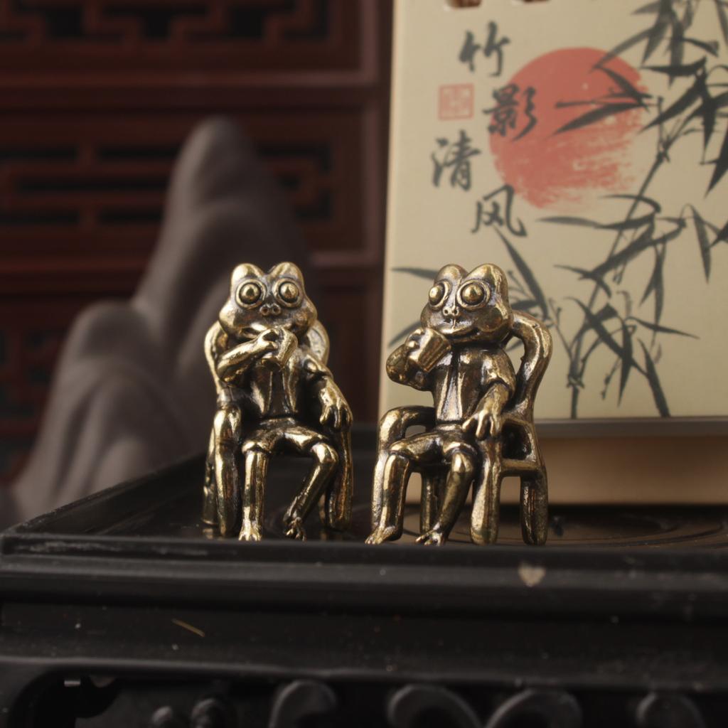 Massives Messing Büro Tisch Kleine Verzierung Mini Frosch Sitzt auf Stuhl Teetrinkend Heim Desktop Dekoration Teehaustier für Geschenke