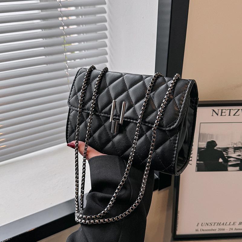 

2025 Шикарная женская сумка через плечо с ромбовидным узором и вышивкой цепочкой 20*14*6 cm чёрный