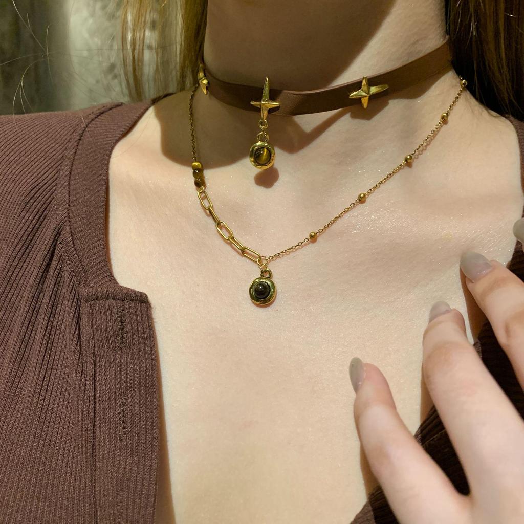 Women's Leather Tiger Eye Layered Necklace - Retro Double-Layer Choker Accessory with High-End Luxury Clavicle Chain.