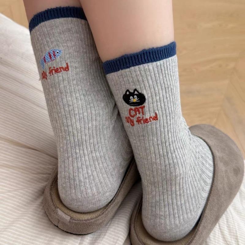 

Ladies Fall New Style Personalized AB Version of The Embroidered Cat Small Fish Letters In The Tube Pile Pile Cotton Socks 1 pair светло-серый