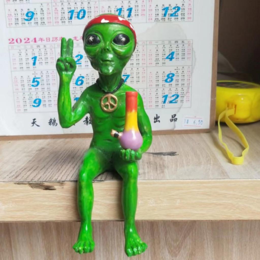 Resin Cat Dog Alien Statue With Artistic Design For Home Decor And Gift Giving