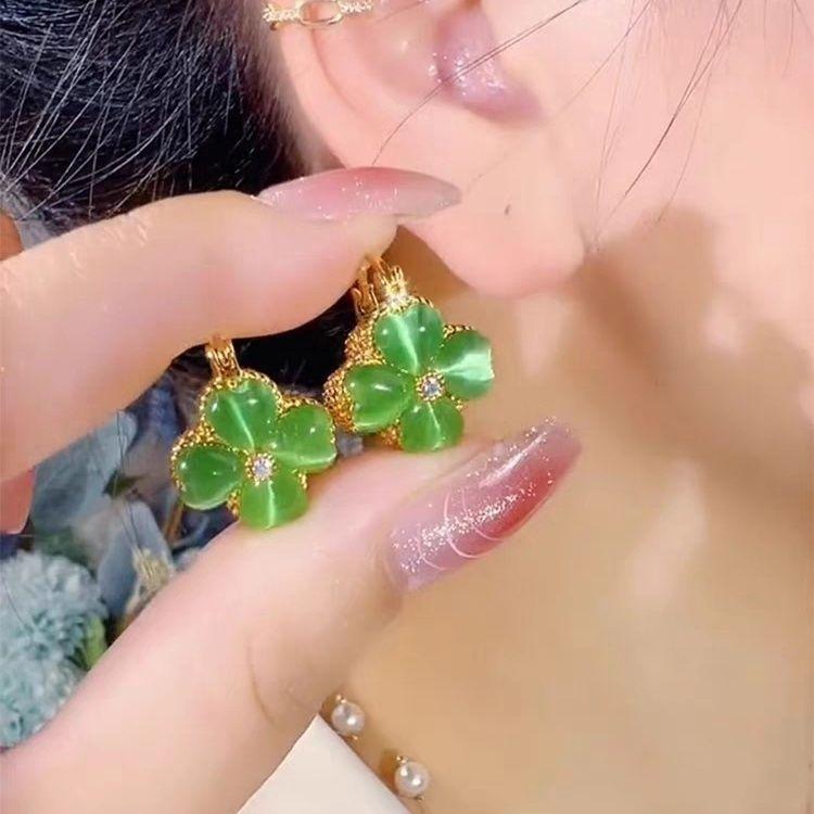 

Niche design lucky four-leaf flower stud earrings, new double-sided opal earrings, feminine temperament sweet earrings. 925 silver needle