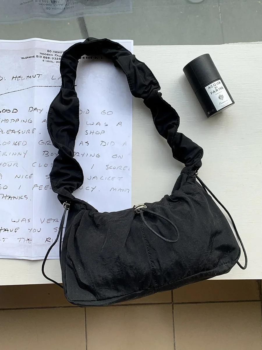 

Женская сумка-хобо с плиссированными плечами, модная художественная сумка кроссбоди из нейлона, нишевый дизайн, модная повседневная плечевая маленькая квадратная сумка чёрный