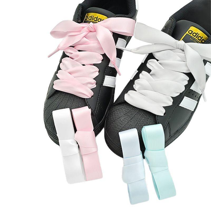 Lesklé 2cm ploché hedvábné tkaničky do neformálních německých tréninkových bot - Jeden pár