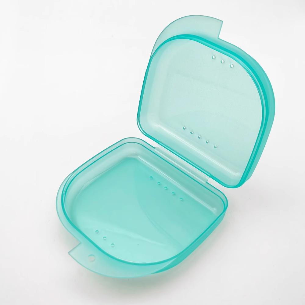 

Frosted Orthodontic Retainer Case with Vents: Portable Dental Storage for Grinding Teeth зелений