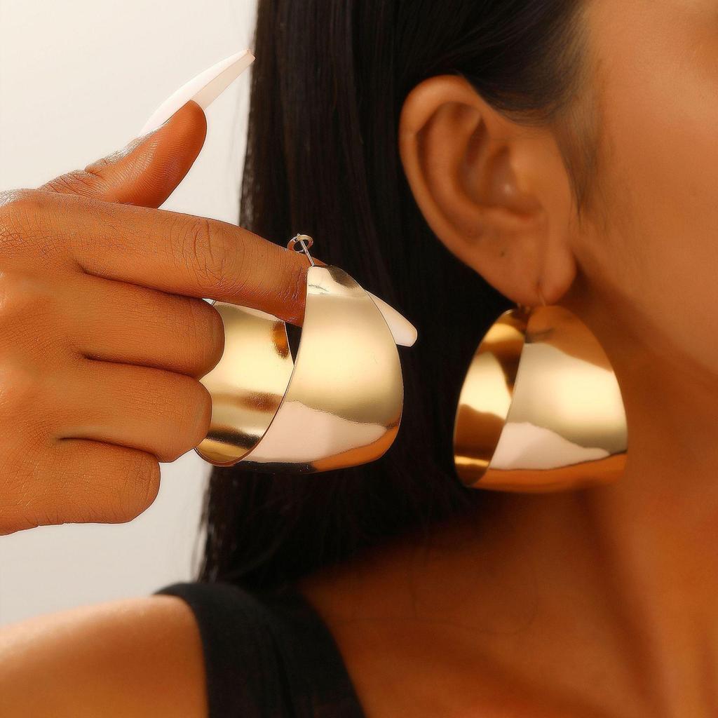 Elegant Gold Glossy C-shaped Geometric Stud Earrings