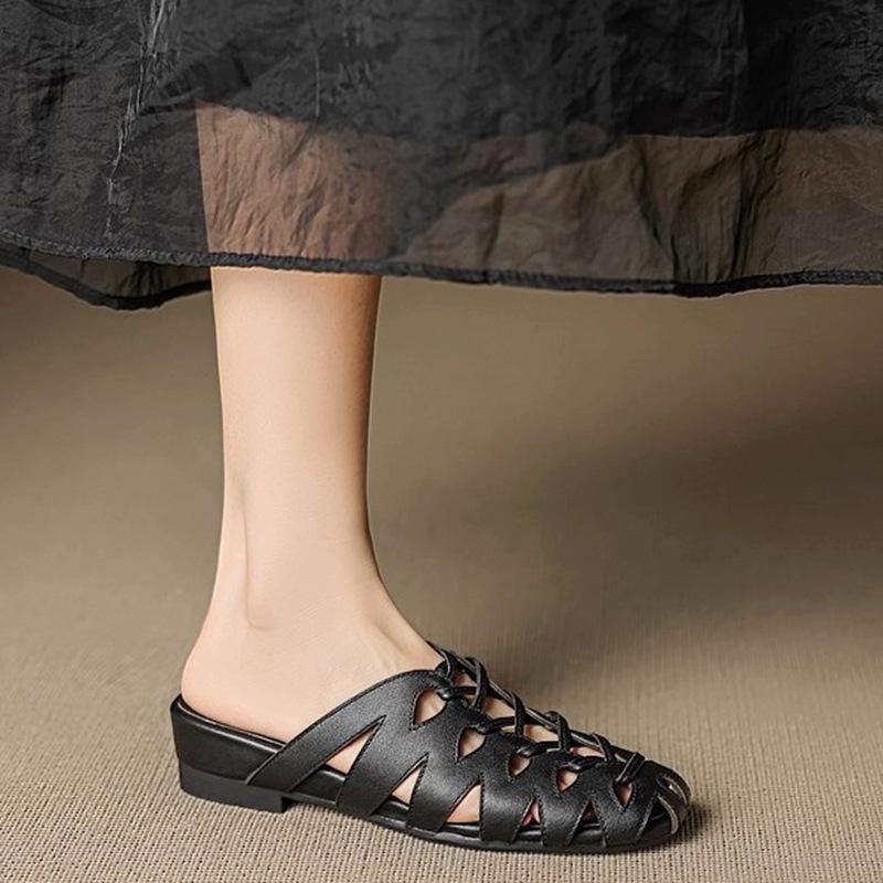 Round head hollowed-out one-pedal Muller shoes, new summer models go out, retro soft-soled commuting temperament, thick heel half slippers women