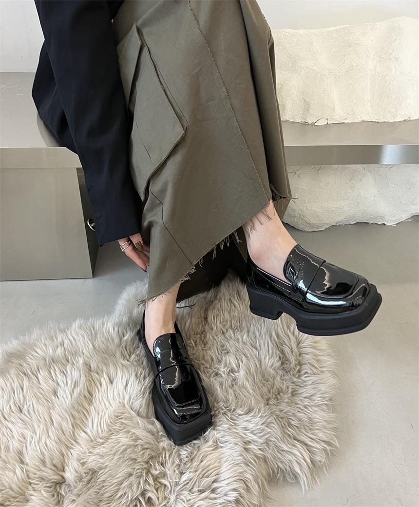 

Platform spring and summer square head retro loafers single shoes women s shoes 2025 new spring white British style small leather shoes 39