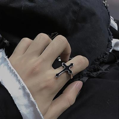 Vintage prsteň s čiernym krížikom pre ženy Muži Punk Cool Black Cross Retiazkové prstene Móda Gotický prsteň na prstoch Párty šperky Darčeky